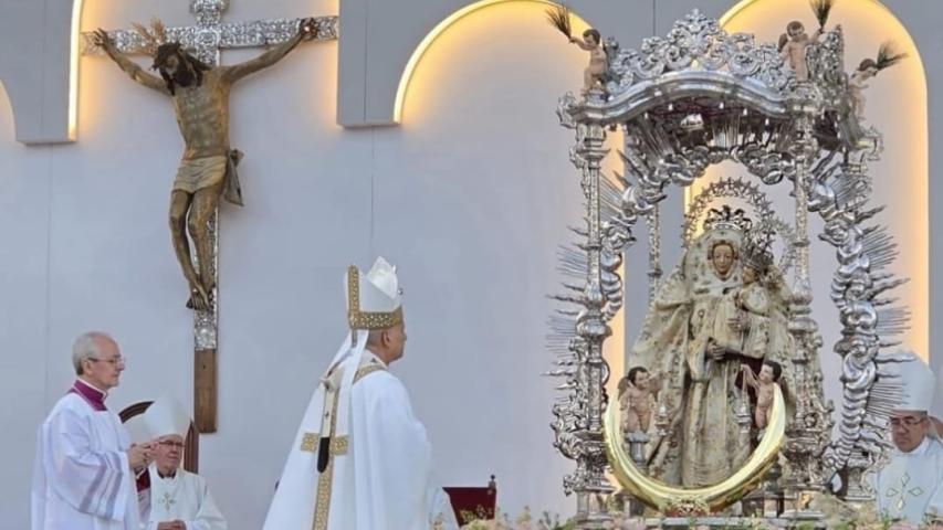 Sección del altar construido en el Estadio de Gran Canaria para la Eucaristía celebrada por el papa León XIV el 11 de junio de 2026 con las imágenes de la patrona, la Virgen del Pino, y el Stmo. Cristo de Telde.