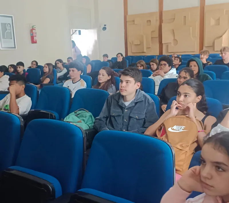 Estudiantes de secundaria en el salón de actos durante jornadas de sensibilización.