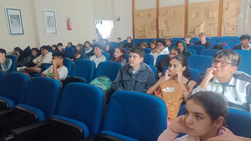 Estudiantes de secundaria en el salón de actos durante jornadas de sensibilización.