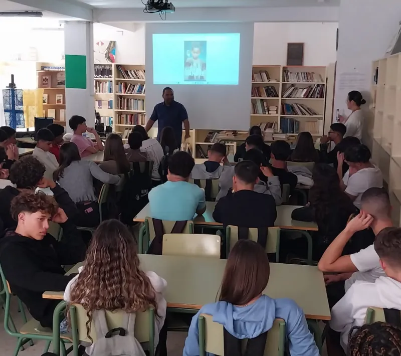 Estudiantes de secundaria en el aula con los ponentes durante jornadas de sensibilización.
