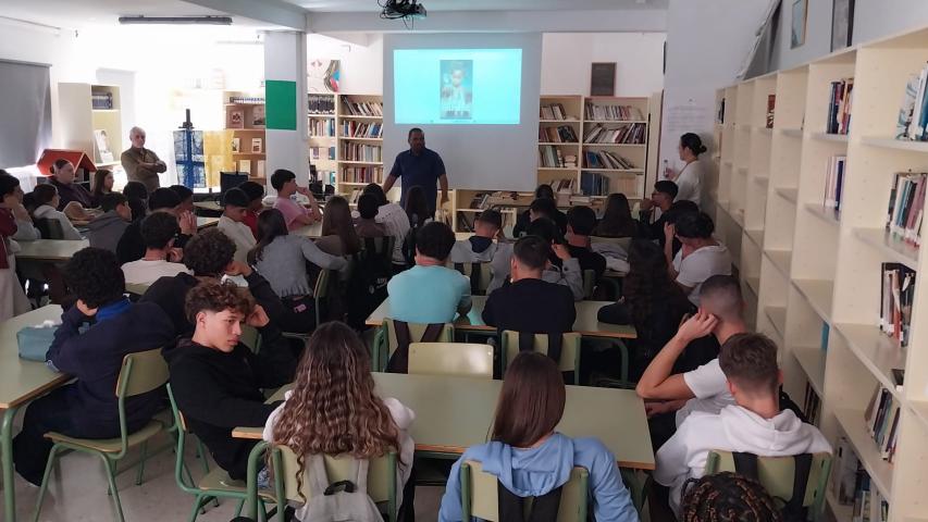 Estudiantes de secundaria en el aula con los ponentes durante jornadas de sensibilización.