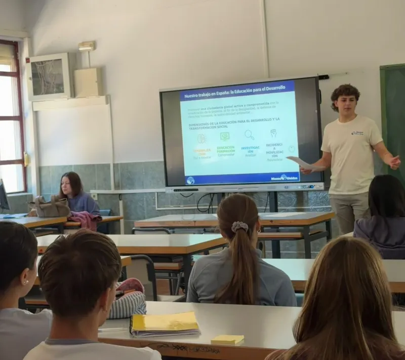 Un joven voluntario de Manos Unidas explica al alumnado el trabajo de la organización en España y la educación para el desarrollo.