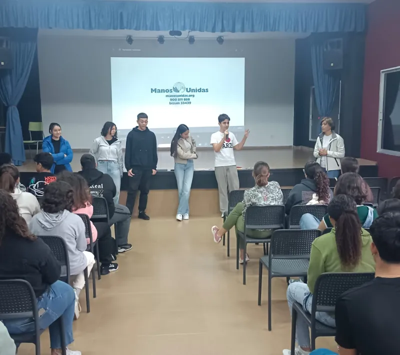 Estudiantes de secundaria presentando su proyecto durante jornadas de sensibilización.