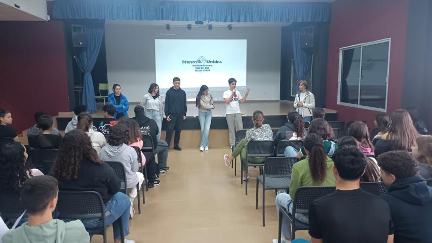 Estudiantes de secundaria presentando su proyecto durante jornadas de sensibilización.
