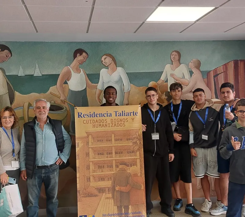 Estudiantes con Carmelo García, delegado de Las Palmas, en la residencia Taliarte de personas mayores.