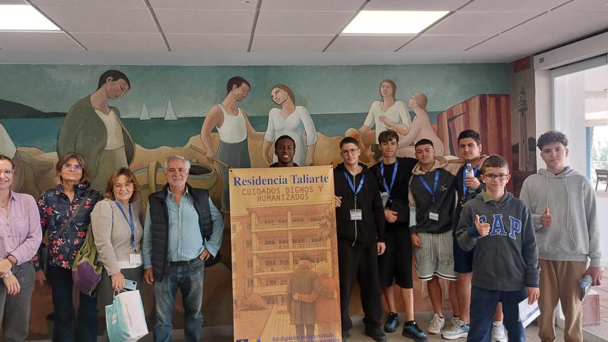 Estudiantes con Carmelo García, delegado de Las Palmas, en la residencia Taliarte de personas mayores.