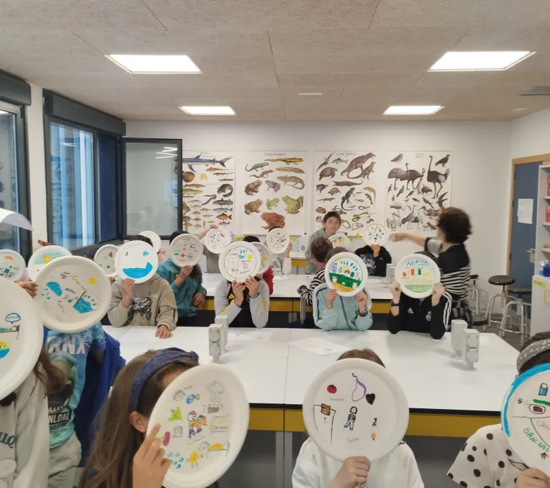 Alumnos del taller mostrando sus trabajos