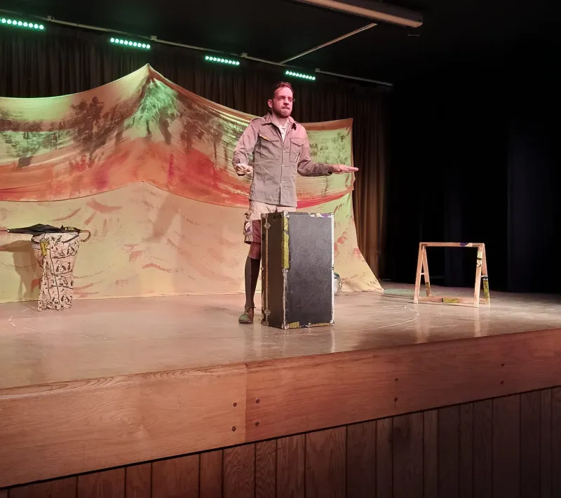 Un momento de la representación de la obra de teatro Un cuento diferente, de la compañía Sol y Tierra