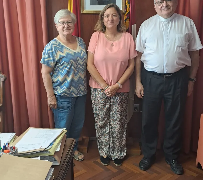 La alcaldesa de Sonseca, María Victoria Martín de San Pablo, acompañada de la delegada diocesana de Manos Unidas, Dª Ana María Gómez, a la derecha y el recientemente incorporado como nuevo párroco de Sonseca, Dº José Zarco en el acto de la firma