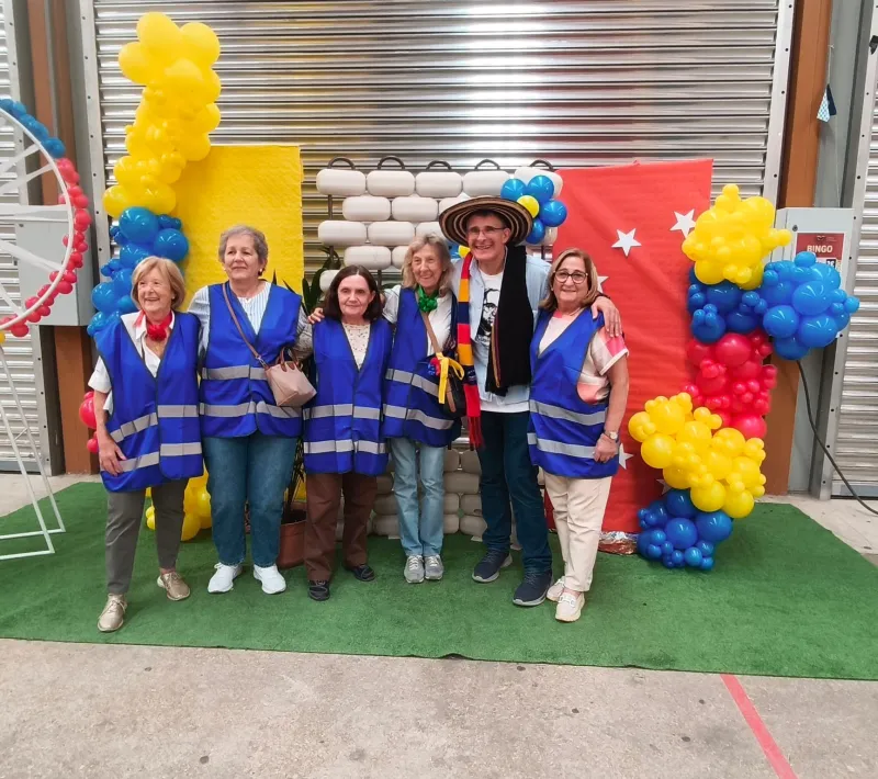 Voluntarias de Manos Unidas con el Padre Ángel