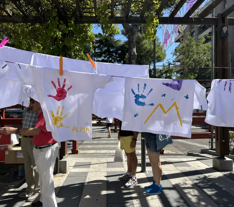 Camisetas pintadas con las manos.