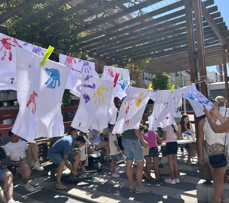 Camisetas pintadas con las manos.