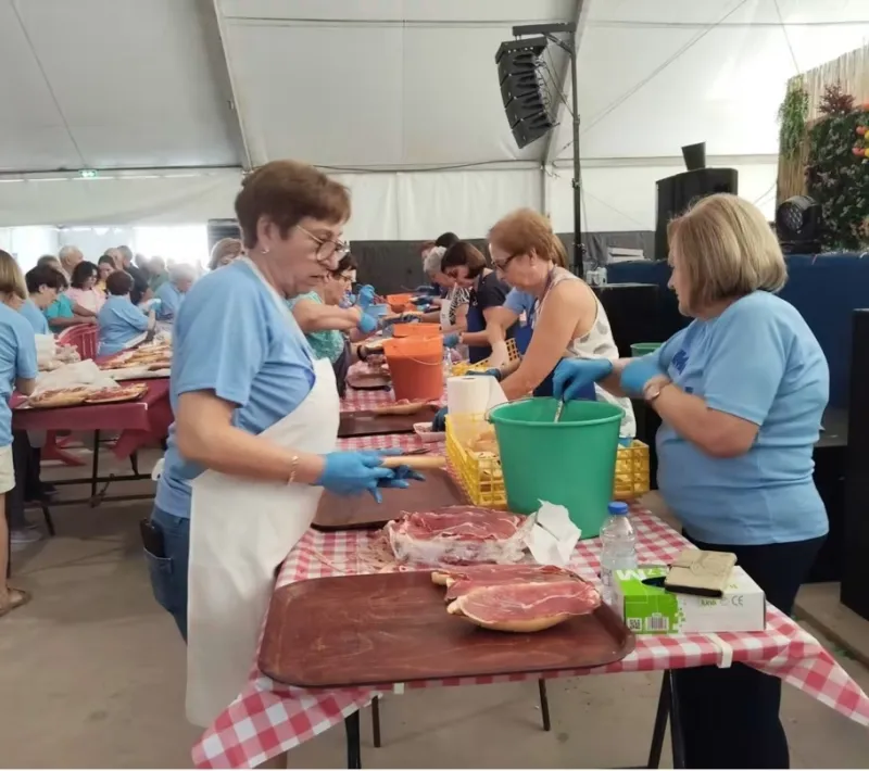 En pleno proceso de elaboración de los "paletos". Exquisita tosta gigante de jamón con tomate.