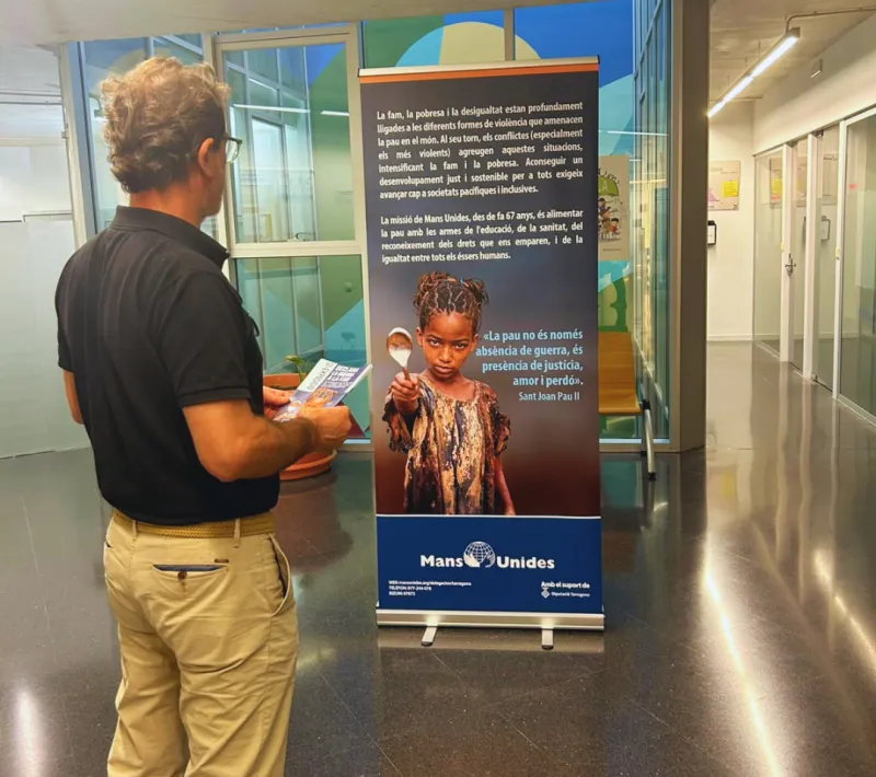 Inauguració a Cambrils exposició "Declara la guerra a la fam"