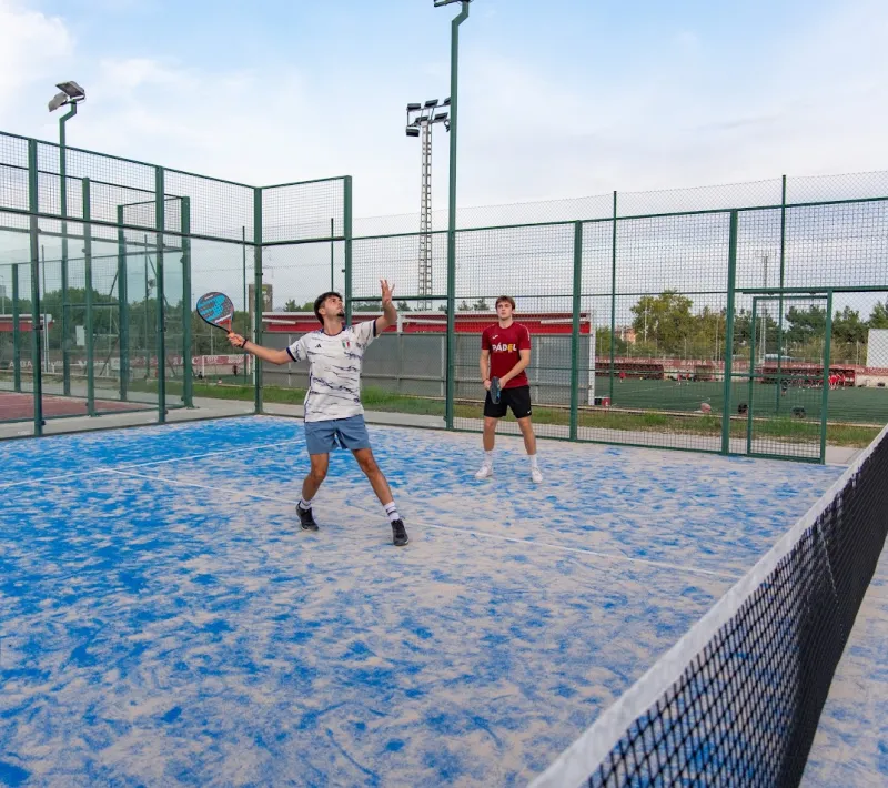Participantes jugando