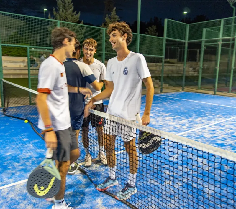 Participantes jugando