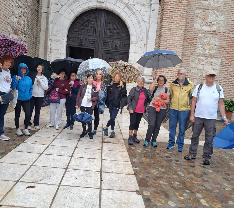 Participantes de la IV Marcha desafiando a la lluvia