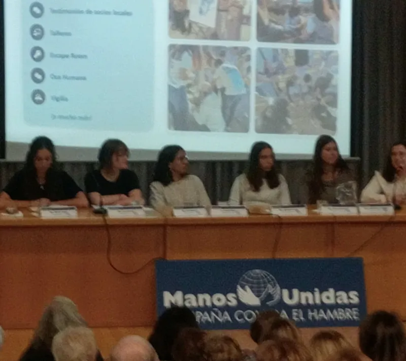 Nuestra voluntaria joven, en el momento de su intervención.