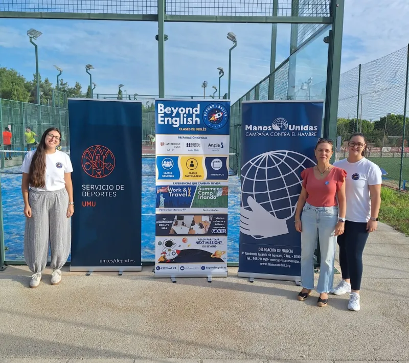 Beyond English Academia de Inglés junto con la presidenta de Manos Unidas en Murcia