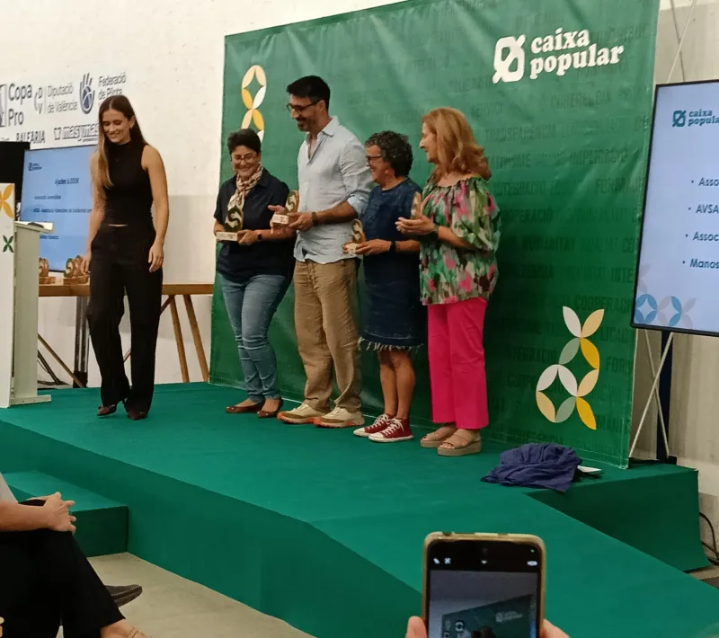 Caixa Popular dona a Manos Unidas Valencia 6.000 € de la iniciativa solidaria ‘Un Dia de Salari’
