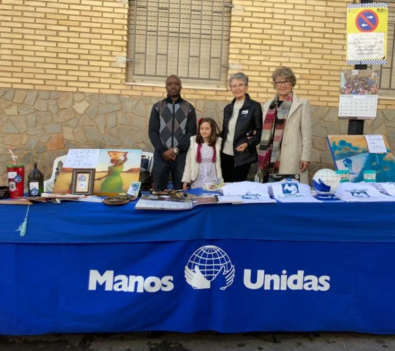 Puesto de Manos Unidas en la localidad de Montroy para recaudar donativos.