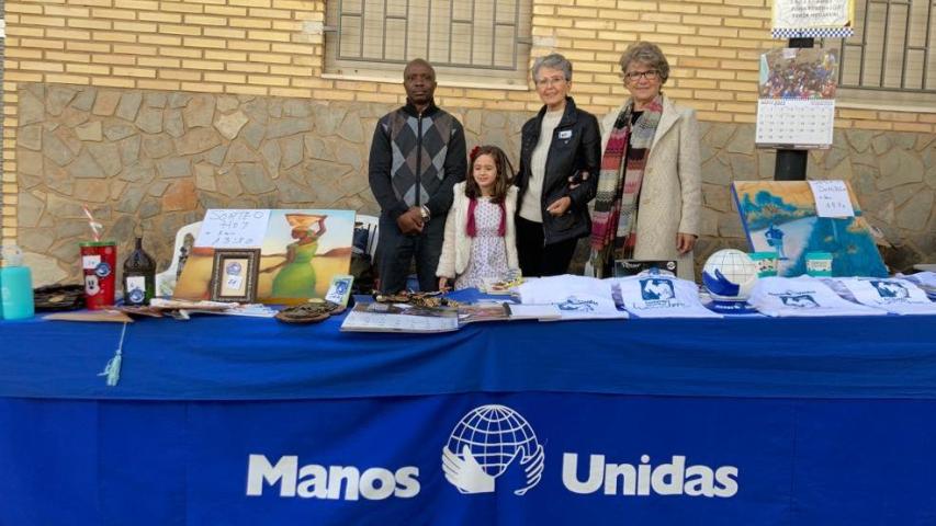 Puesto de Manos Unidas en la localidad de Montroy para recaudar donativos.