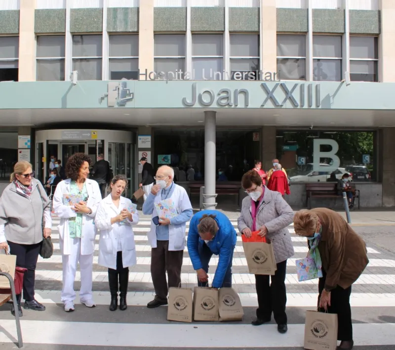 Entrega de libros de cuentos en Hospital Joan XXIII de Tarragona