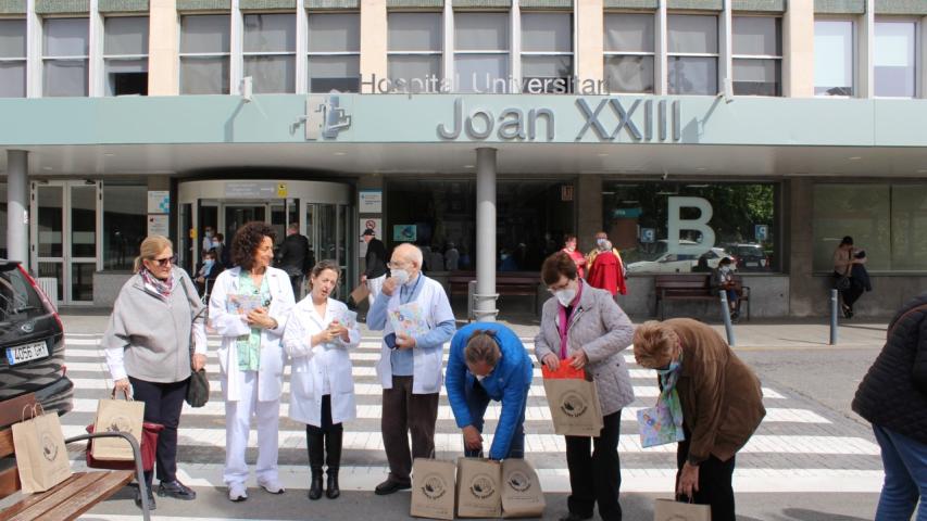Entrega de libros de cuentos en Hospital Joan XXIII de Tarragona