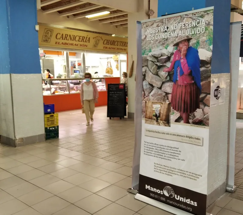 Exposición para sensibilizar contra las desigualdades en el Mercado de Sant Roc de Alcoi de la Campaña 63 de Manos Unidas.
