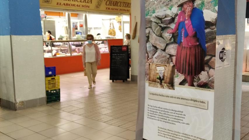 Exposición para sensibilizar contra las desigualdades en el Mercado de Sant Roc de Alcoi de la Campaña 63 de Manos Unidas.