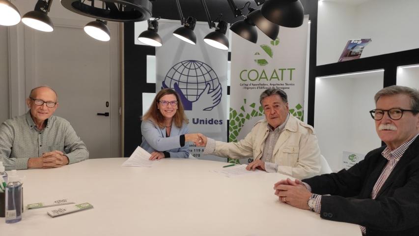 Firma Convenio de Colaboración de COAATT con Manos Unidas