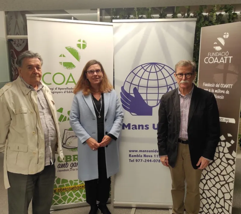 Firma Convenio de Colaboración de COAATT con Manos Unidas