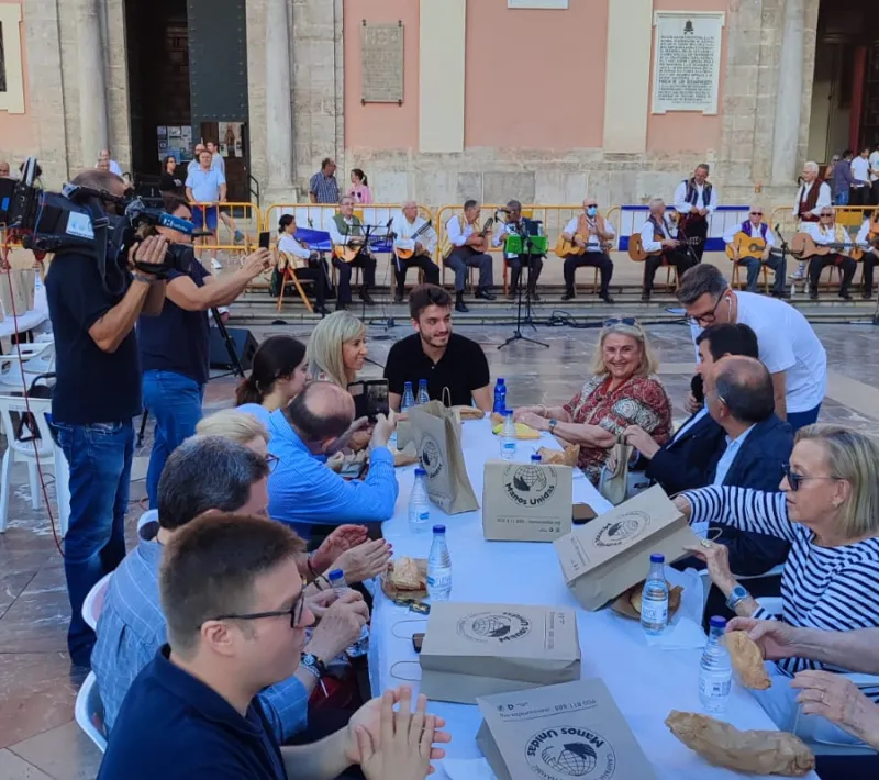 Asistentes a la Cena del Hambre de Manos Unidas Valencia.