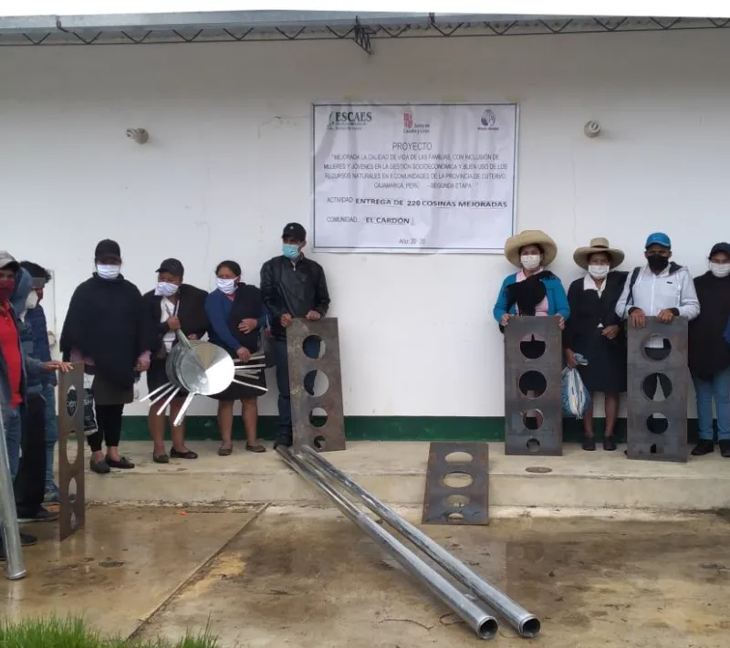 Entrega de planchas de cocinas mejoradas, chimenea, calamina transparente y pintura a las familias de la Comunidad de El Cardón