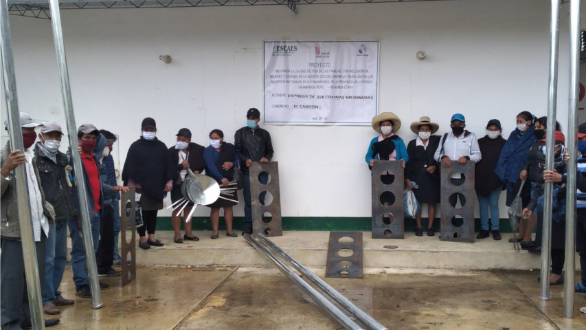 Entrega de planchas de cocinas mejoradas, chimenea, calamina transparente y pintura a las familias de la Comunidad de El Cardón