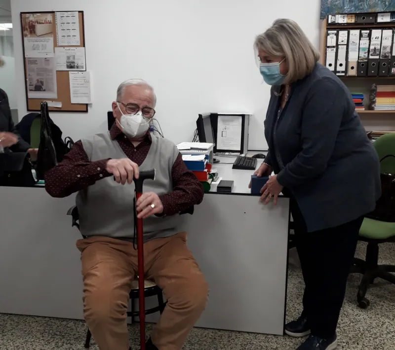 La delegada de Manos Unidas Valencia, Ana Ruiz, entrega un recuerdo a Ángel Ardid como reconocimiento por sus 23 años de voluntariado.