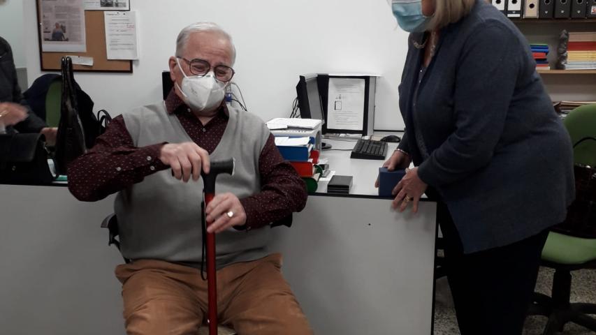 La delegada de Manos Unidas Valencia, Ana Ruiz, entrega un recuerdo a Ángel Ardid como reconocimiento por sus 23 años de voluntariado.