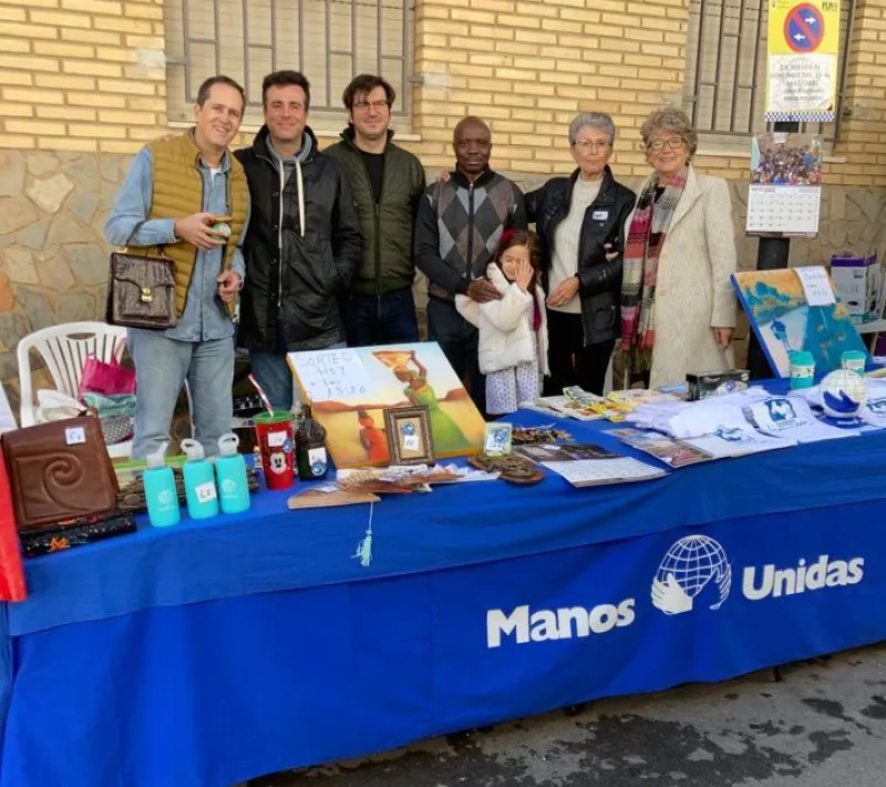 Puesto de Manos Unidas en la localidad de Montroy para recaudar donativos.