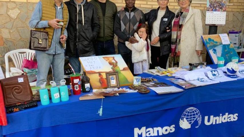 Puesto de Manos Unidas en la localidad de Montroy para recaudar donativos.