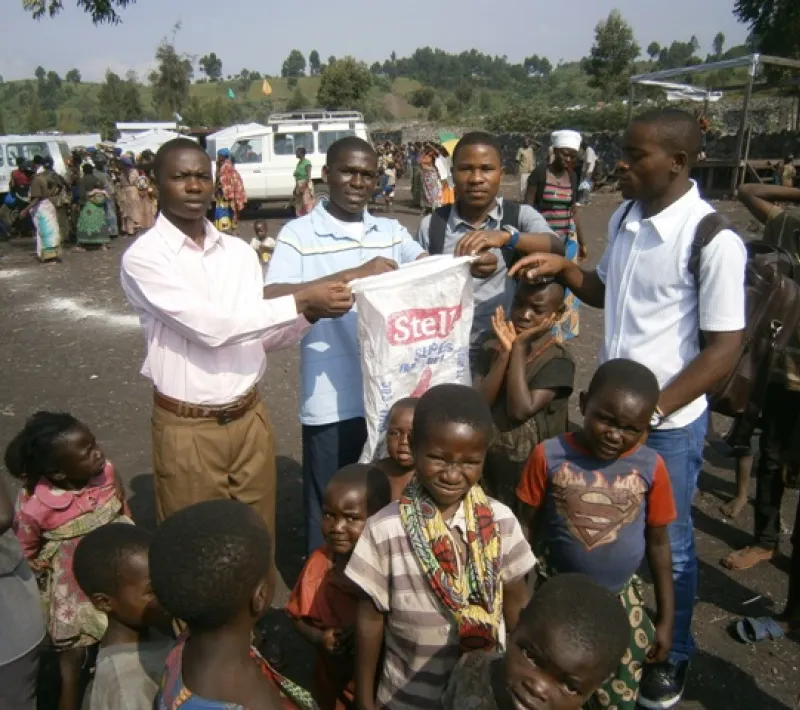 3. un groupe de 4 propedeutes au retour de la distribution de 25 sachets de omo en passant de maison en maison
