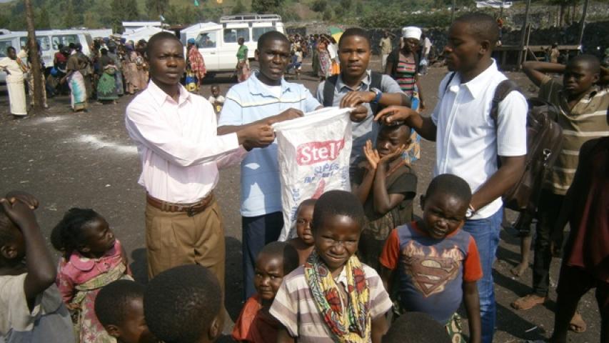 3. un groupe de 4 propedeutes au retour de la distribution de 25 sachets de omo en passant de maison en maison