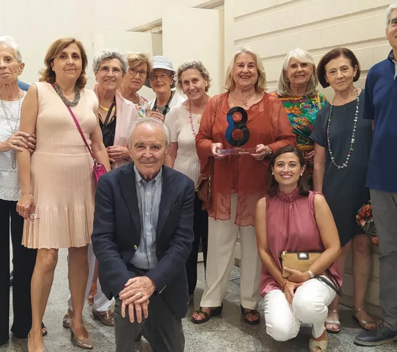 Representantes de Manos Unidas Valencia con el trofeo recibido.