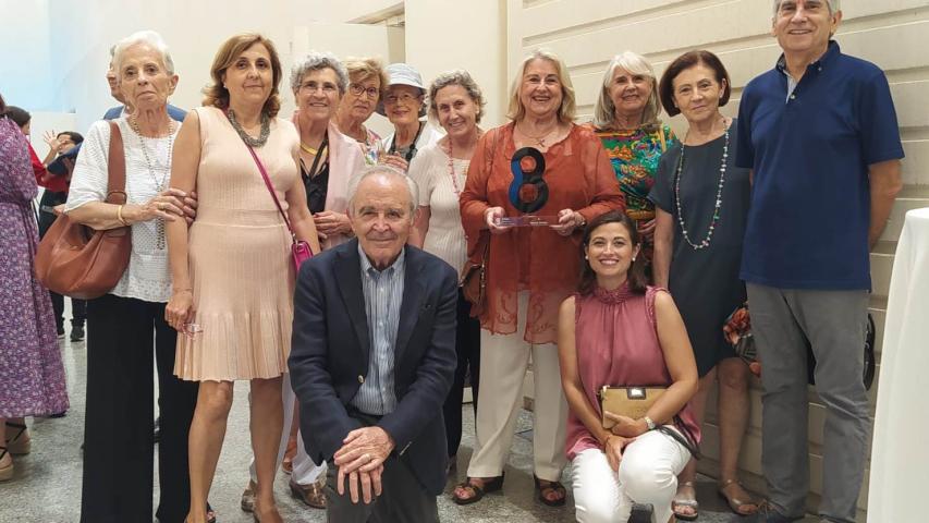 Representantes de Manos Unidas Valencia con el trofeo recibido.