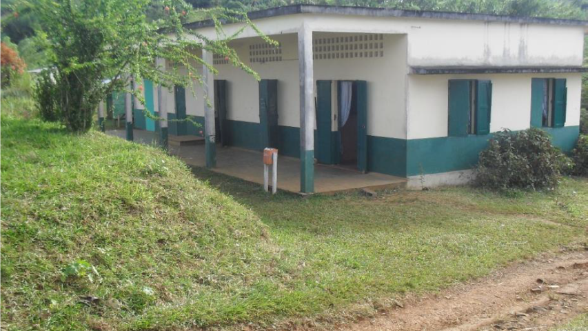 Edificio B: 1 despacho y 2 salas. A rehabilitar una sala grande