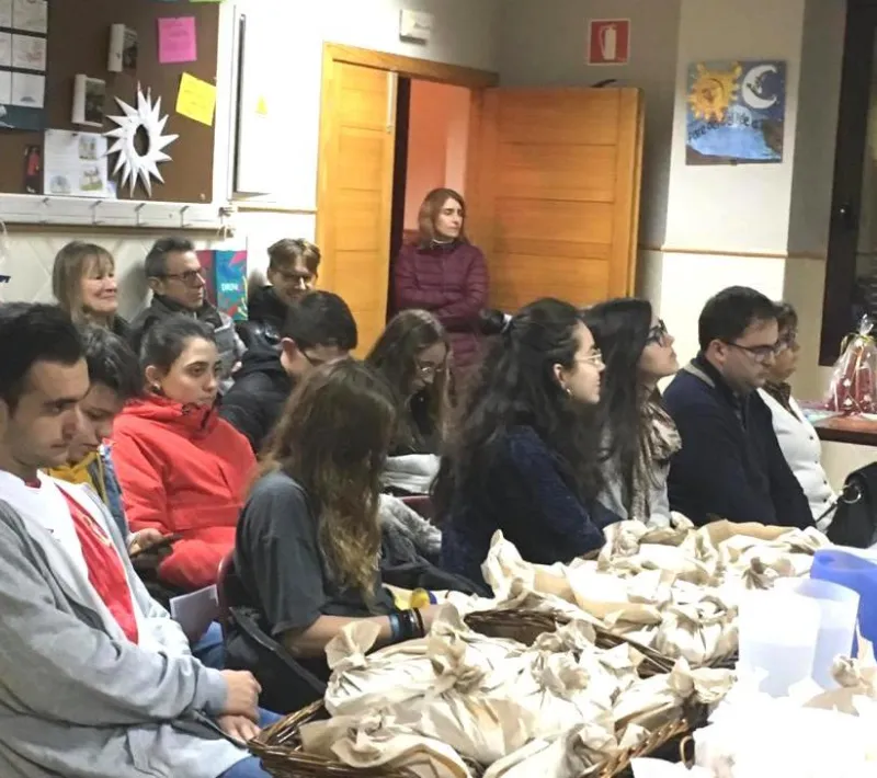 Jóvenes asistentes a la Cena del Hambre de Manos Unidas Pego.