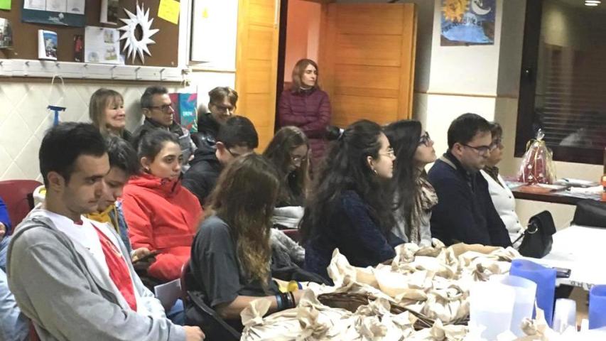 Jóvenes asistentes a la Cena del Hambre de Manos Unidas Pego.