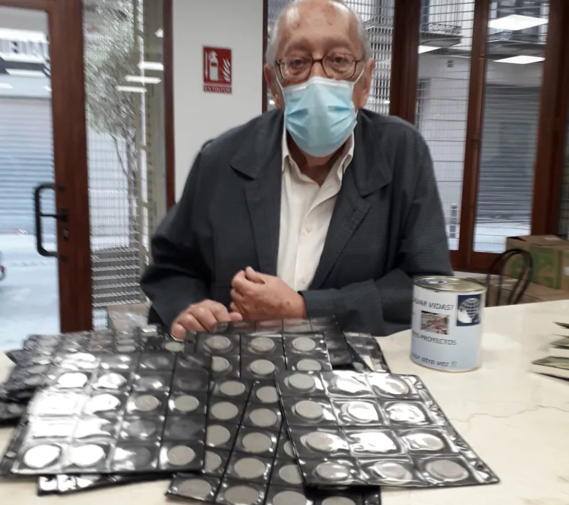 Aficionado a la numismática que ha donado una colección completa.