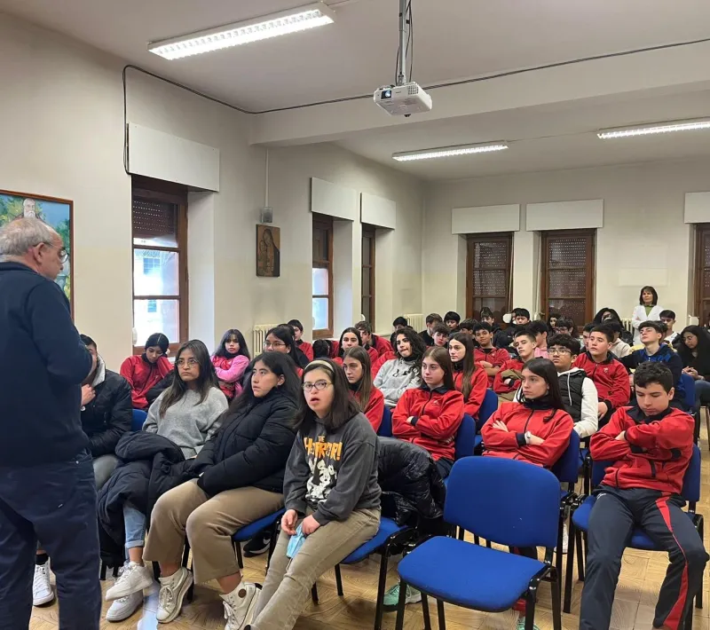 Carmelo Pérez-Aradros en el Colegio Regina Pacis