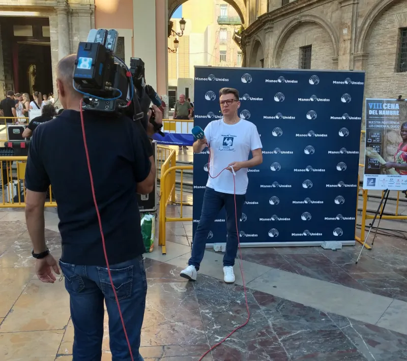 Kique Peña, al comienzo de la cena solidaria.