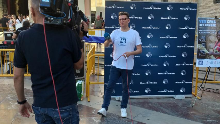 Kique Peña, al comienzo de la cena solidaria.